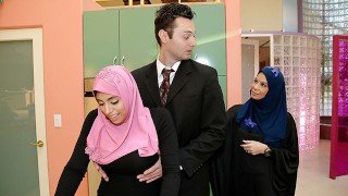 Arab Babe Ella Knox Wants To Explore Her Sexuality And Seduces Her Stepmoms Boyfriend – Hijab Hookup
