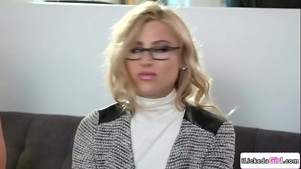 Blonde lesbian Lindsey squirting after facesitting Sinn Sage