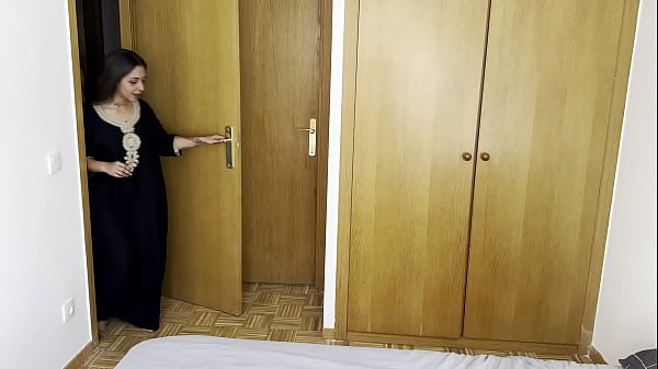 La árabe Hiba Hakim prueba dos buenas pollas españolas doble penetracion