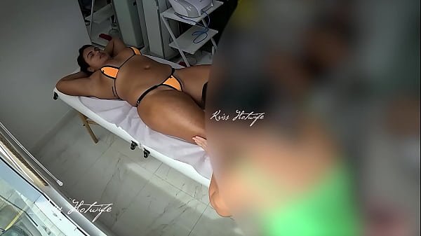 Usei meu bikini safado para fazer massagem. Massagista ficou cheia de tesão vendo minha bucetinha pulando do bikini
