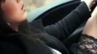 Elle se fait jouir en conduisant