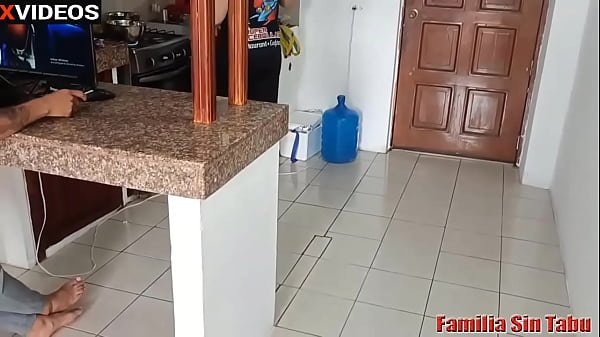 Hermanastra y yo tenemos sexo a escondida y mi padrastro se encuentra en la cocina