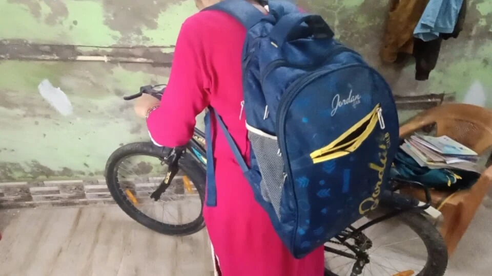 On the pretext of going to college, she reached her boyfriend’s room to!